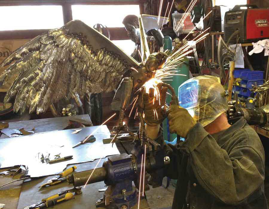 全球钣金新闻-金属制造狂：焊工制作动物的金属钣金-太原光远教育科技创新有限公司